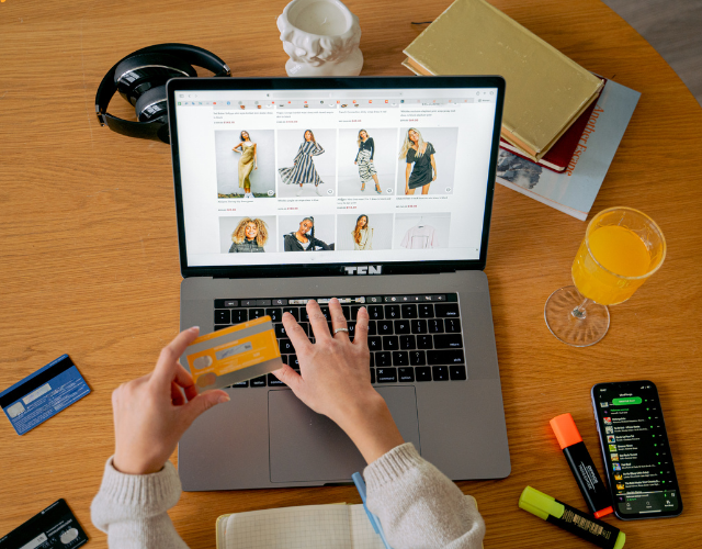 Logistyka e-commerce od zaplecza: Własny magazyn czy fulfillment? Co bardziej się opłaca?
